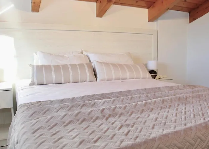 Apartman Lightful Attic At Regina Alikanász